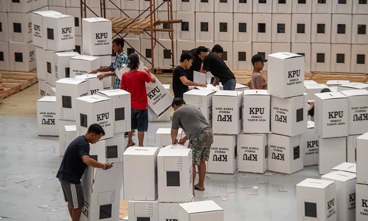 Suasana Perakitan Kotak Suara Untuk Pemilu di Kota Palembang