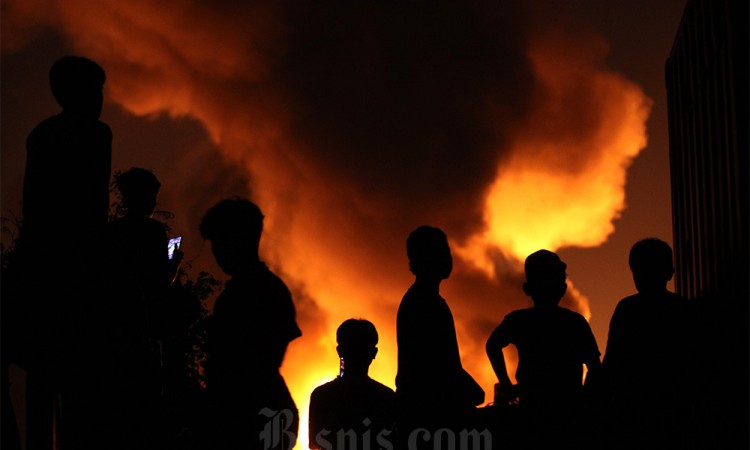 Kebakaran Gudang Tiner di Surabaya