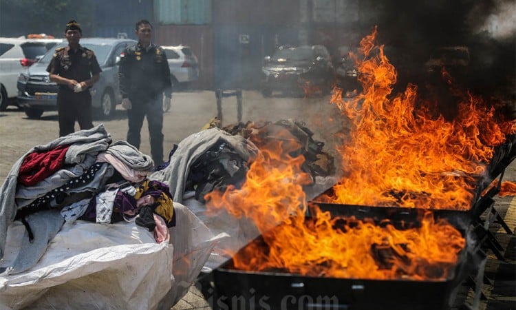 Pemusnahan Pakaian Bekas Impor Ilegal di Semarang