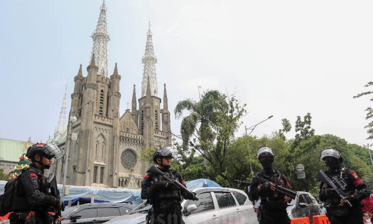 Pengamanan Jelang Ibadah Natal di Gereja Katedral