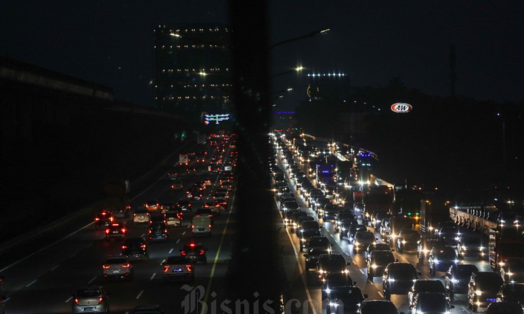 Jalan Tol Menuju Kawasan Wisata Puncak Masih Dipadati Kendaraan