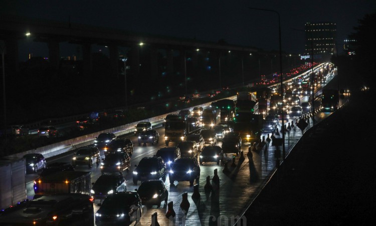 Jalan Tol Menuju Kawasan Wisata Puncak Masih Dipadati Kendaraan