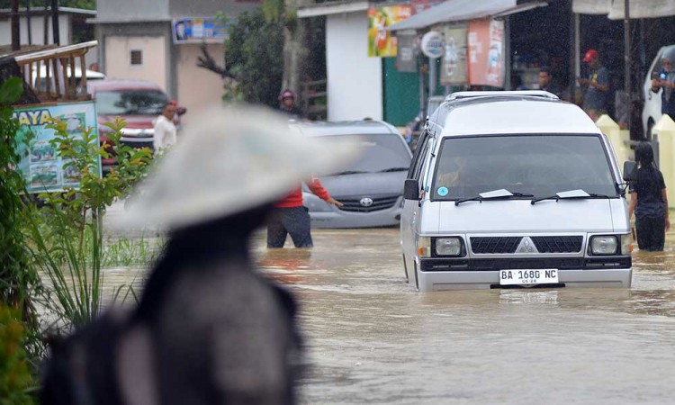 Banjir Luapan Sungai Batang Sinamar di Sumbar Rendam Ratusan Rumah Warga