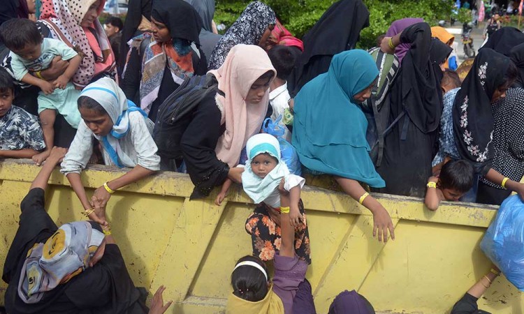 Isak Tangis Warnai Pemindahan Paksa Ratusan Pengungsi Imigran Rohingya di Aceh