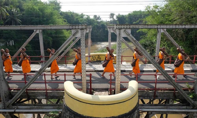 Sejumlah Calon Bhikkhu Ikuti Ritual Thudong Dalam Rangkaian Pabbajja Samanera Sementara