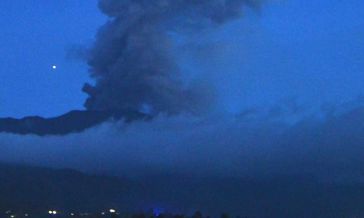 Gunung Marapi Kembali Erupsi, Semburkan Abu Vulkanik Membumbung Tinggi