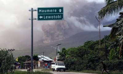 Gunung Lewotobi Laki-Laki Semburkan Abu Vulkanik