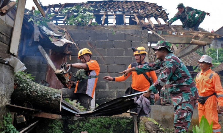 Angin Puting Beliung Porak Porandakan Rumah di Wonosobo