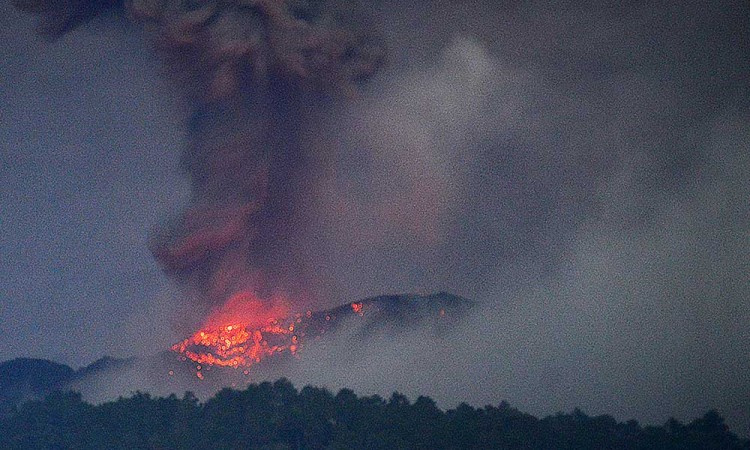 Gunung Merapi Muntahkan Batu Panas Saat Erupsi