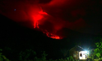 Luncuran Lava Pijar Gunung Lewotobi Laki-Laki di NTT