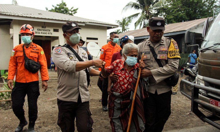 Tim SAR Gabungan Mulai Evakuasi Warga Yang Terdampak Erupsi Gunung