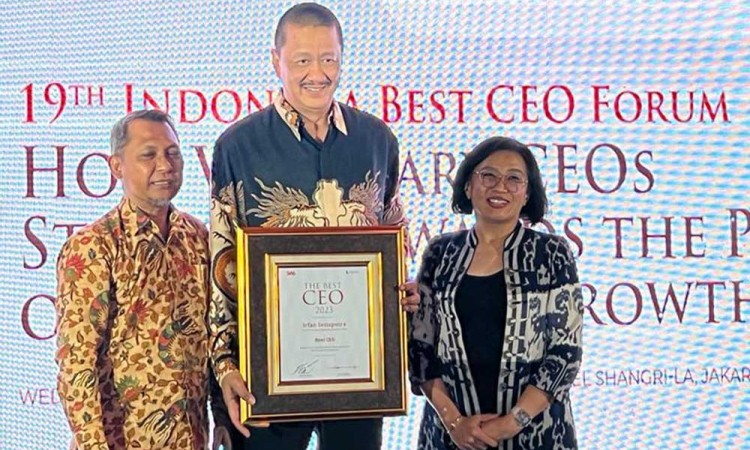 Direktur Utama Garuda Indonesia Irfan Setiaputra meraih penghargaan "The Best CEO 2023"