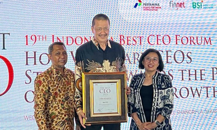 Direktur Utama Garuda Indonesia Irfan Setiaputra meraih penghargaan "The Best CEO 2023"