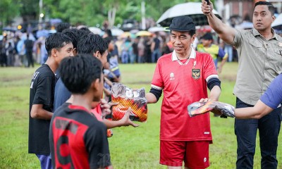 Presiden Jokowi Bermain Bola Dengan Sejumlah Remaja