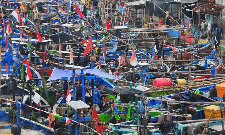 Nelayan Libur Melaut Akibat Gelombang Tinggi