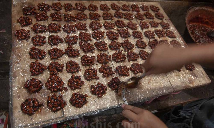 Produksi Makanan Tradisional Ampyang di Salatiga