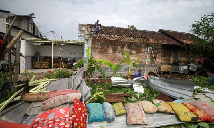 Ratusan Rumah di Sidoarjo Rusak Diterjang Angin Puting Beliung