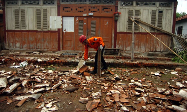 Angin Puting Beliung Rusak Ratusan Rumah di Tegal Jawa Tengah