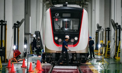 Pemeriksaan dan perawatan ringan rangkaian kereta LRT Jakarta dilakukan secara berkala setiap tujuh hari dan empat bulan.