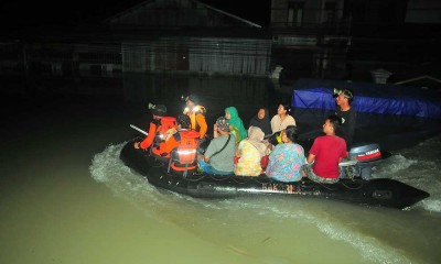 Relawan Gabungan Mulai Evakuasi Warga Yang Terjebak Banjir di Demak Jawa Tengah