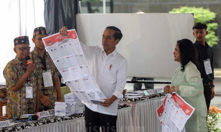 Presiden Joko Widodo Didampingi Ibu Negara Gunakan Hak Pilih di TPS 10 Gambir Jakarta Pusat