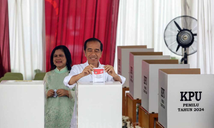Presiden Joko Widodo Didampingi Ibu Negara Gunakan Hak Pilih di TPS 10 Gambir Jakarta Pusat