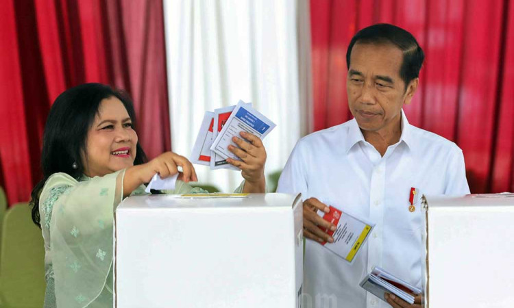Presiden Joko Widodo Didampingi Ibu Negara Gunakan Hak Pilih di TPS 10 Gambir Jakarta Pusat