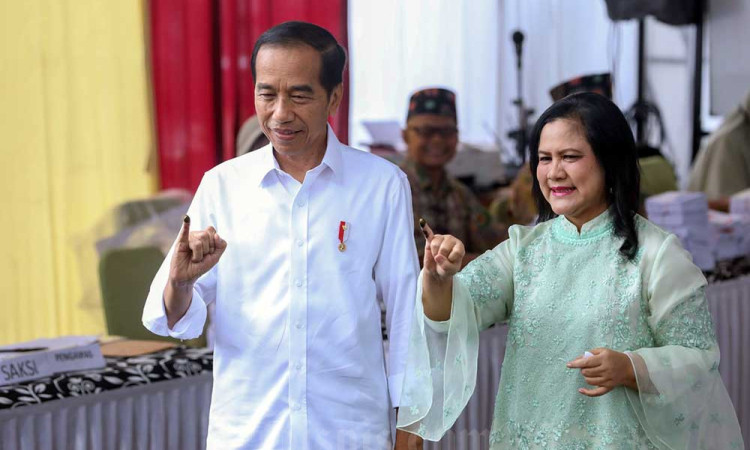 Presiden Joko Widodo Didampingi Ibu Negara Gunakan Hak Pilih di TPS 10 Gambir Jakarta Pusat