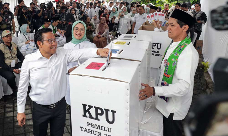 Muhaimin Iskandar Ajak Anak dan Istrinya Nyoblos di TPS 023 Kemang Jakarta