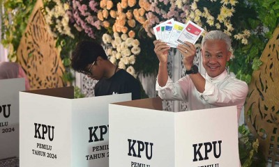 Ganjar Pranowo Tunjukan Jari Kelingkingnya Usai Mencoblos di TPS 11 Lempongsari Semarang