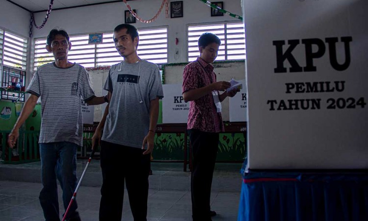 Pemilih Disabitas Netra di Padang Menggunakan Hak Pilihanya Dalam Pemilu 2024