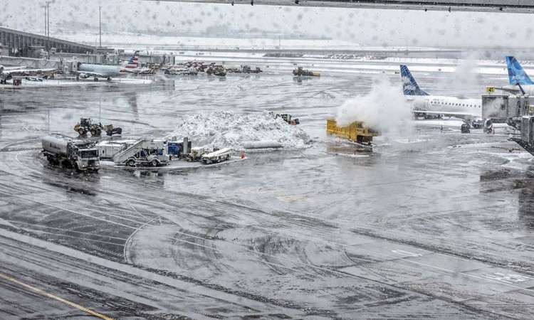 Badai Salju di Amerika Membuat Ratusan Penerbangan Dibatalkan