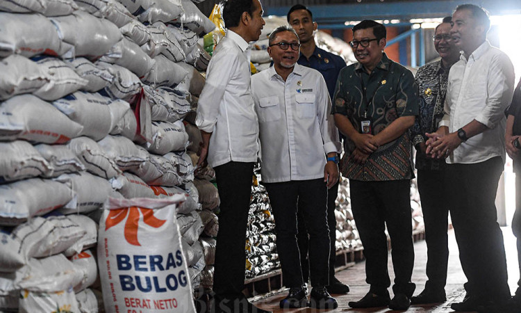 Presiden Tinjau Gudang Bulog dan Serahkan Bantuan Beras