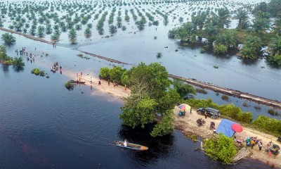 Lokasi Banjir di Jambi Menjadi Tempat Wisata Bagi Warga