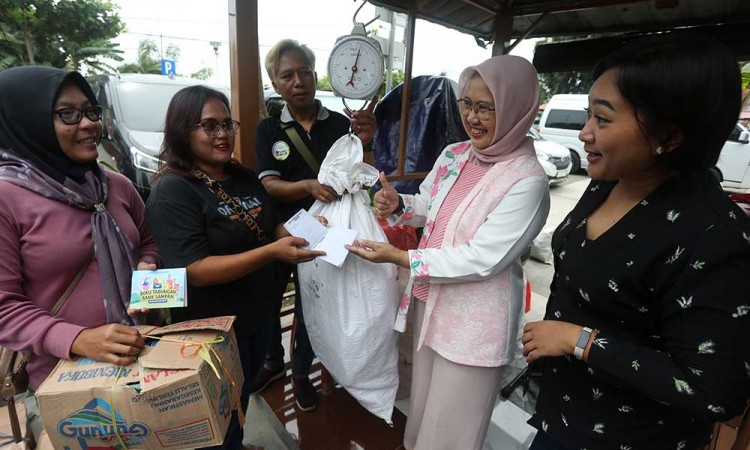 PT Amartha dan Unilever Indonesia Bekerja Sama Dengan Bank Sampah Untuk Membantu Mengatasi Masalah Sampah