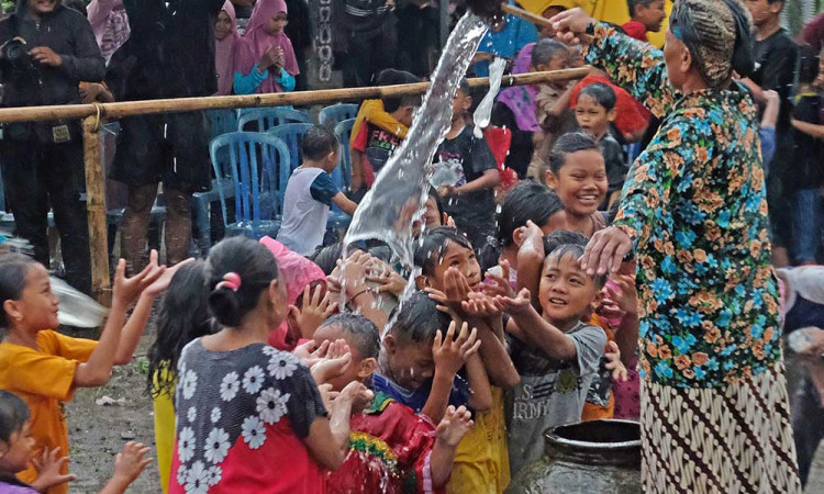 Kemeriahan Tradisi Bajong Banyu di Magelang