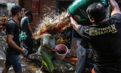 Jelang Ramadan, Warga Semarang Ikuti Tradisi Gebyuran Air