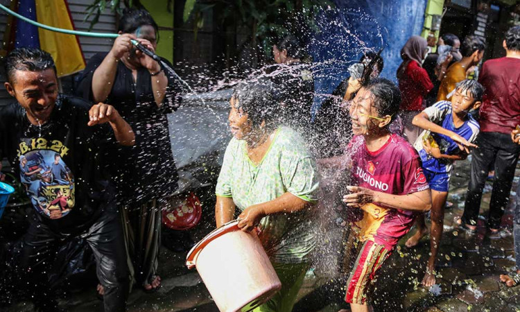 Jelang Ramadan, Warga Semarang Ikuti Tradisi Gebyuran Air