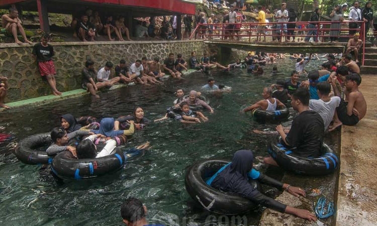 Tradisi Padusan Jelang Ramadhan di Umbul Cokro Klaten