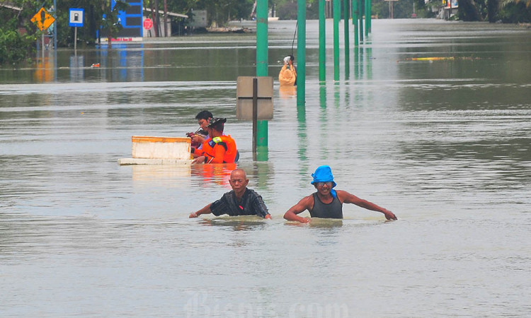 Jalan Pantura Demak-Semarang Putus Akibat Banjir