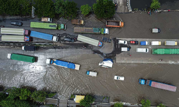 Jalan Pantura Semarang-Demak Sudah Bisa Dilalui Setelah Banjir Rob Surut