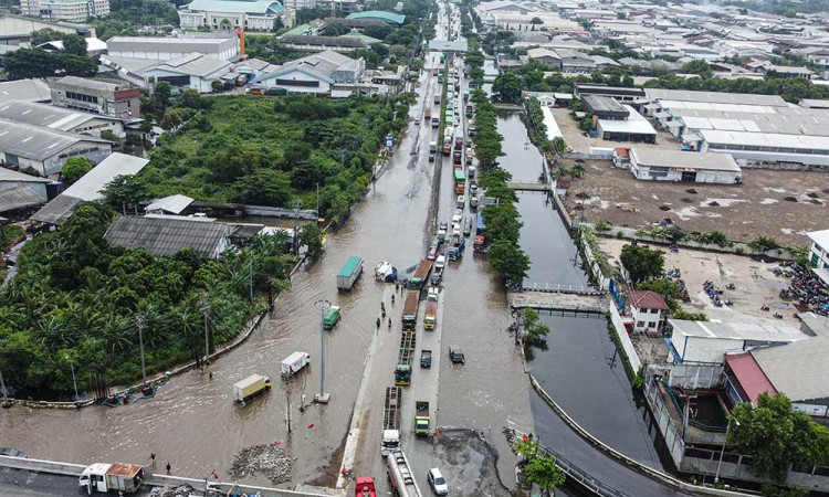 Jalan Pantura Semarang-Demak Sudah Bisa Dilalui Setelah Banjir Rob Surut