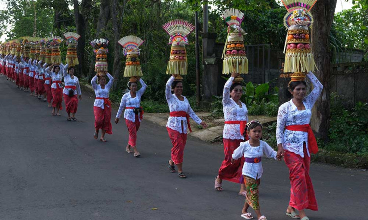 Tradisi Mapeed di Bali Menjadi Daya Tarik Wisatawan Manca Negara