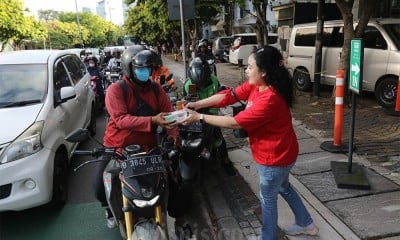 Berbagi Takjil dan Buku Literasi Keuangan