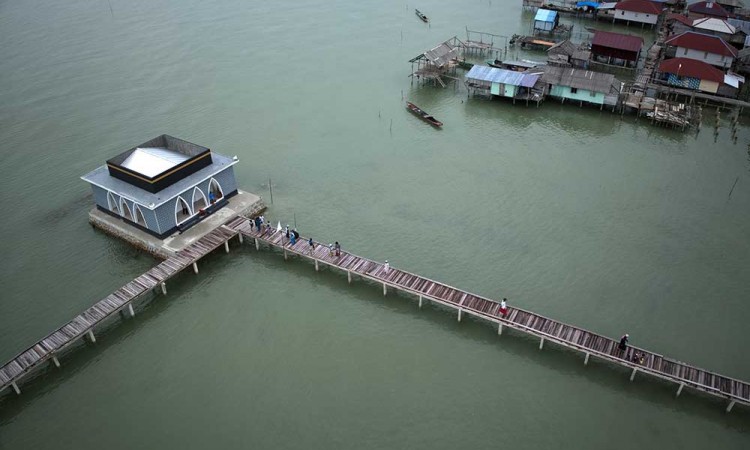 Masjid Suku Bajo di Sulawesi Tenggara Berada di Tengah Laut