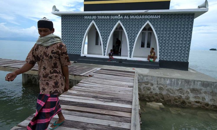 Masjid Suku Bajo di Sulawesi Tenggara Berada di Tengah Laut