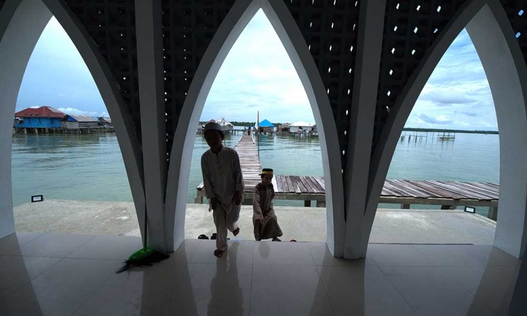 Masjid Suku Bajo di Sulawesi Tenggara Berada di Tengah Laut