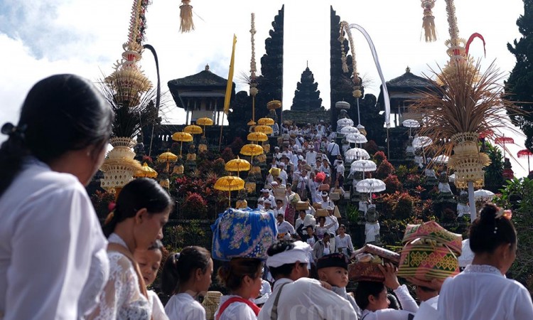 Upacara Ida Bhatara Turun Kabeh di Bali