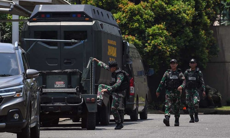 Jihandak Zeni TNI AD Lakukan Penyisiran Sisa Bahan Peledak Dari Ledakan Gudmurah Kodam Jaya Ciangsana