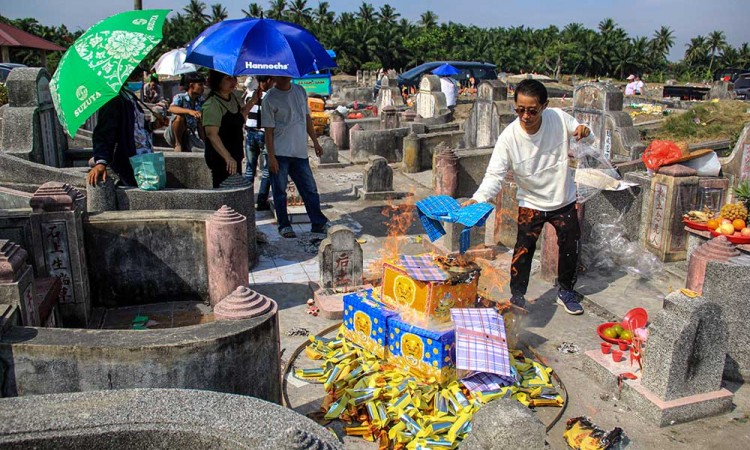 Warga Tionghoa di Sumatra Utara Lakukan Ritual Ceng Beng